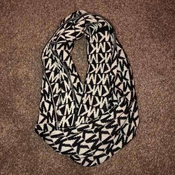 Michael kors infinity scarf - Picture 1 of 3